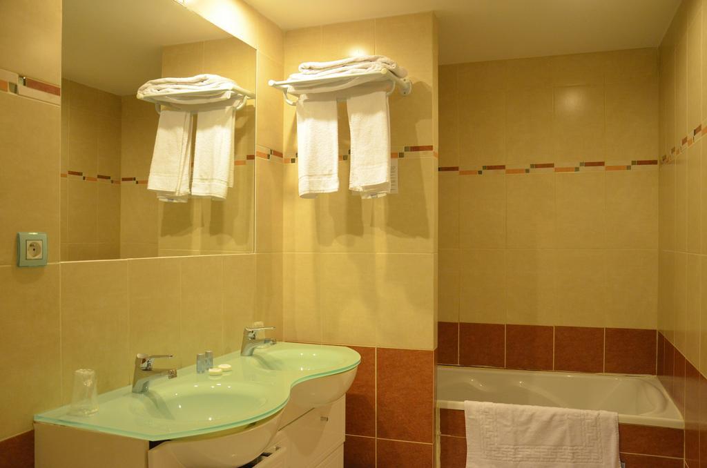Auberge De Bonpas Logis De France Hotel Avinhão Quarto foto